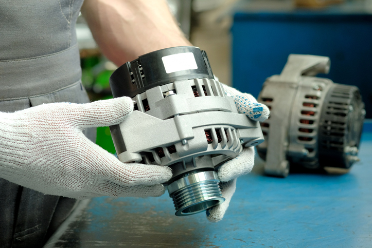 alternator w rękach mechanika